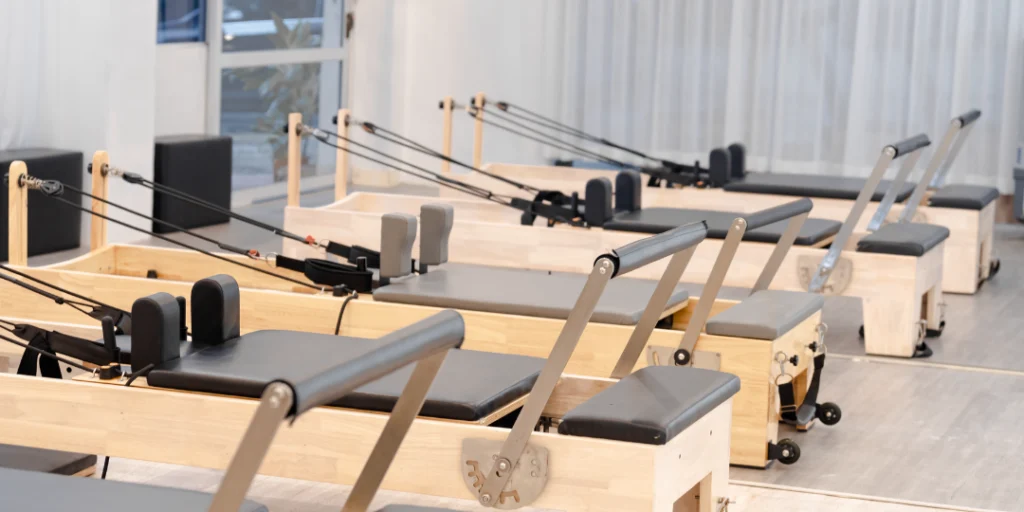 Antonio Izquierdo enseña alineación y control en el método Pilates clásico en Girona, combinando precisión técnica y conciencia corporal.
