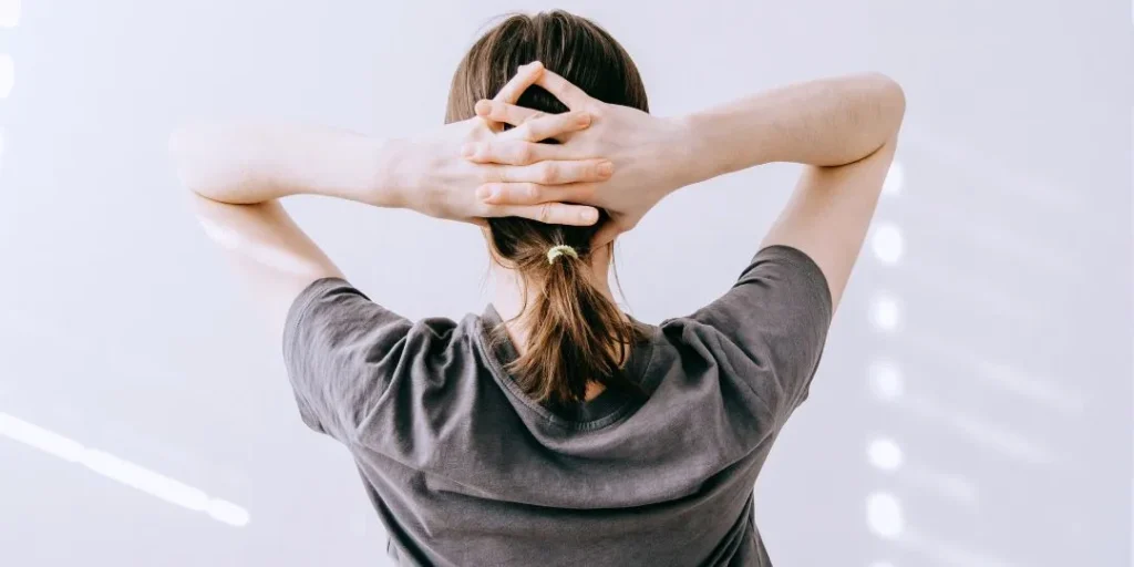 Antonio Izquierdo guía una sesión de Pilates clásico en Girona enfocada a aliviar cervicales y hombros cargados mediante movimiento y trabajo del centro.