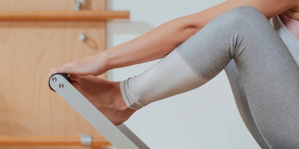Antonio Izquierdo guía una sesión de Pilates clásico en Girona enfocada a reducir el estrés y la ansiedad mediante movimiento y respiración consciente.